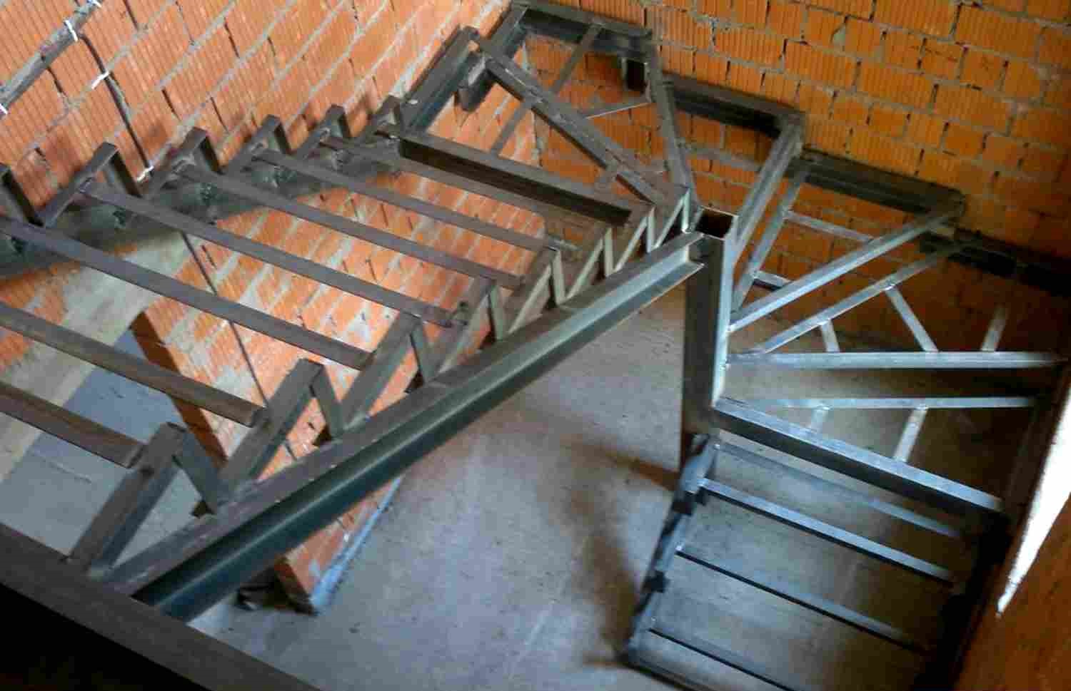 Металлокаркас лестницы с забежными ступенями на 180 градусов