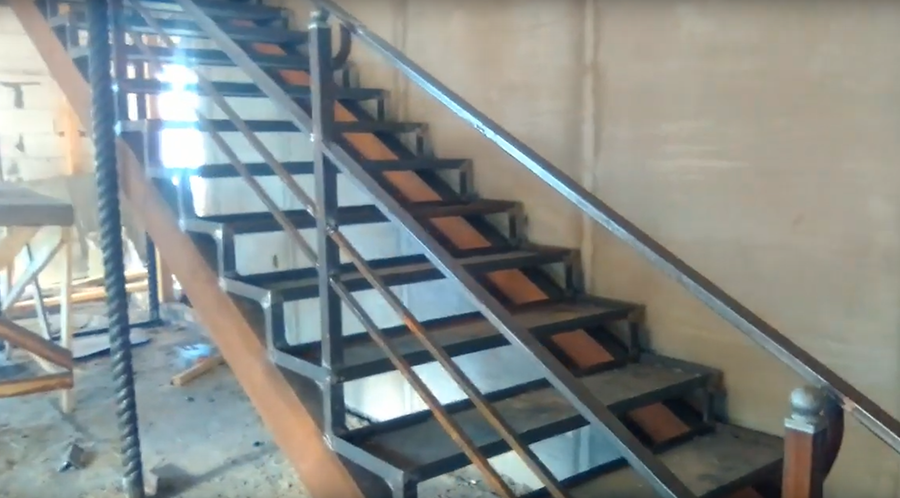 Наружная лестница изготавливается из разных материалов